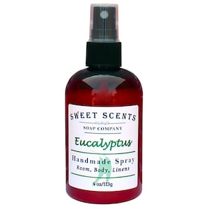 Pu&ograve; includere: Una bottiglia rossa con un vaporizzatore nero e un'etichetta bianca che recita "SWEET SCENTS SOAP COMPANY Eucalyptus Handmade Spray Room, Body, Linens 4 oz/113g"
