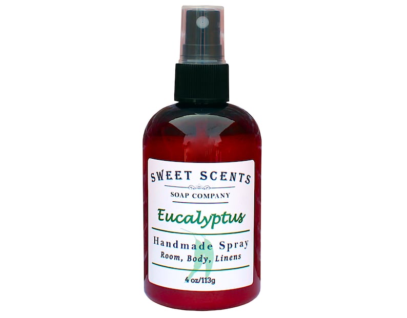 Pu&ograve; includere: Una bottiglia rossa con un vaporizzatore nero e un'etichetta bianca che recita "SWEET SCENTS SOAP COMPANY Eucalyptus Handmade Spray Room, Body, Linens 4 oz/113g"