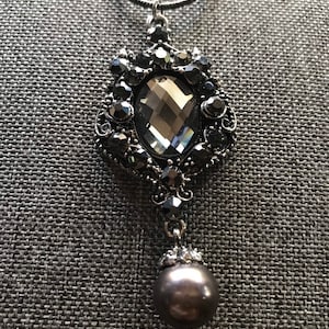 Jeweled Pendulous Pendant