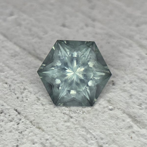 Zafiro de Montana de 0,89 quilates - Gema de talla hexagonal sin tratamiento térmico y claridad VS
