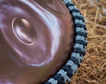 Gevlochten macramé handpan: grijs en zwart stalen tongtrommeltouw