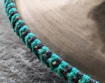 Mint en zwarte handpanvlecht: jute handpanaccessoire