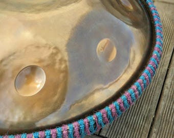 Handgemaakte jute handpanvlecht: beschermend blauwpaars accessoire