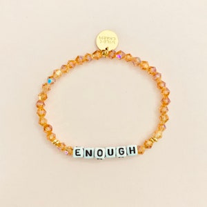 Pulsera personalizada con palabra Peach Fuzz • Nombre delicado personalizado • Regalo de amistad apilable • Pulsera de cuentas con letras con palabras, nombres o iniciales
