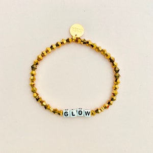 Pulsera de oro con palabra personalizada • Nombre delicado personalizado • Regalo de amistad apilable • Pulsera de cuentas con letras con palabras, nombres o iniciales