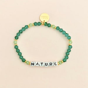 Pulsera de caridad con palabra personalizada sobre el medio ambiente • Nombre delicado personalizado • Regalo de amistad apilable • Pulsera de cuentas con letras con palabras, nombres o iniciales