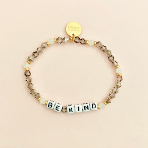 Pulsera de caridad con palabras personalizadas de vida silvestre • Nombre delicado personalizado • Regalo de amistad apilable • Pulsera de cuentas con letras con palabras, nombres o iniciales