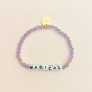 Pulsera personalizada con palabra Periwinkle • Nombre delicado personalizado • Regalo de amistad apilable • Pulsera de cuentas con letras de palabras, nombres o iniciales