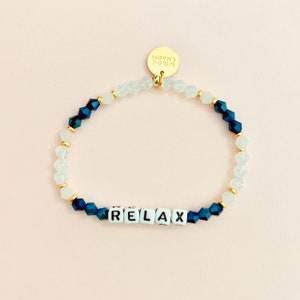 Pulsera personalizada con palabra de Santorini • Nombre delicado personalizado • Regalo de amistad apilable • Pulsera de cuentas con letras con palabras, nombres o iniciales