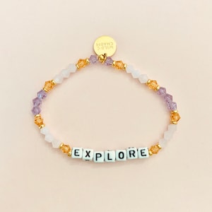 Faye Benutzerdefinierte Wort Armband • Personalisierter zierlicher Name • Stapeln Freundschaft Geschenk • Wort, Name oder Initialen Buchstaben Perlen Armband