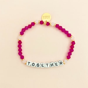 Pulsera personalizada con la palabra "cáncer de mama" • Nombre delicado personalizado • Regalo de amistad apilable • Pulsera con letras, palabras o nombres