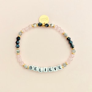 Pulsera personalizada con palabra Cora • Nombre delicado personalizado • Regalo de amistad apilable • Pulsera de cuentas con letras con palabras, nombres o iniciales