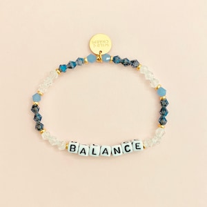 Pulsera personalizada con palabra By The Sea • Nombre delicado personalizado • Regalo de amistad apilable • Pulsera de cuentas con letras con palabras, nombres o iniciales