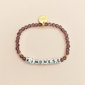 Pulsera personalizada con palabra Plum • Nombre delicado personalizado • Regalo de amistad apilable • Pulsera de cuentas con letras con palabras, nombres o iniciales