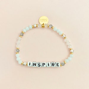 Pulsera personalizada con palabra In The Clouds • Nombre delicado personalizado • Regalo de amistad apilable • Pulsera de cuentas con letras con palabras, nombres o iniciales