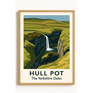 Peut inclure: Une affiche encadrée représentant la cascade de Hull Pot dans les Yorkshire Dales. L'œuvre utilise une palette de verts, de bleus et de bruns. Le texte "HULL POT The Yorkshire Dales" est en bas.