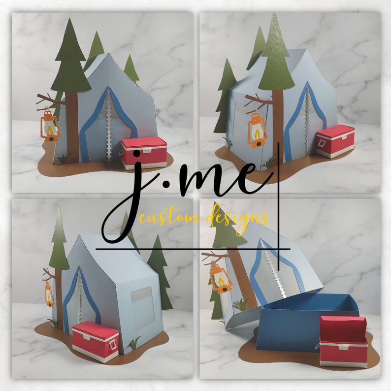 K&ouml;nnte beinhalten: Ein blaues und wei&szlig;es Papierbastelzelt mit einem gr&uuml;nen Baum und einer Laterne. Das Zelt ist offen und hat eine rote Box im Inneren. Das Zelt steht auf einem braunen Sockel. j.me custom designs steht auf dem Bild.