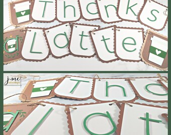 Może przedstawiać: Brązowo-biały papierowy baner z napisem "Thanks Latte" w zielonych literach. Baner jest ozdobiony wycięciami w kształcie kubków do kawy.