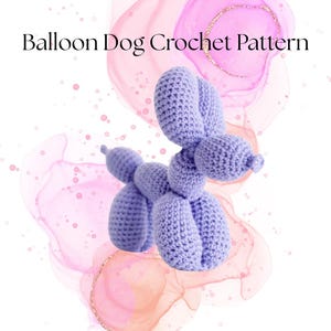 Puede incluir: Un perro globo de ganchillo lavanda se muestra sobre un fondo de acuarela con tonos rosas y morados. El texto "Balloon Dog Crochet Pattern" se muestra. El perro está hecho de hilo y tiene un aspecto texturizado.