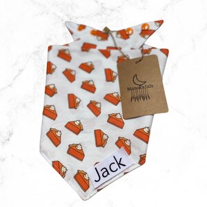 Bandana dla psa z motywem ciasta dyniowego • Bandana dla zwierzaka na Święto Dziękczynienia • Bandana dla kota z motywem ciasta dyniowego • Personalizowana bandana dla psa • Jesienna bandana dla psa • Spersonalizowany szczeniak