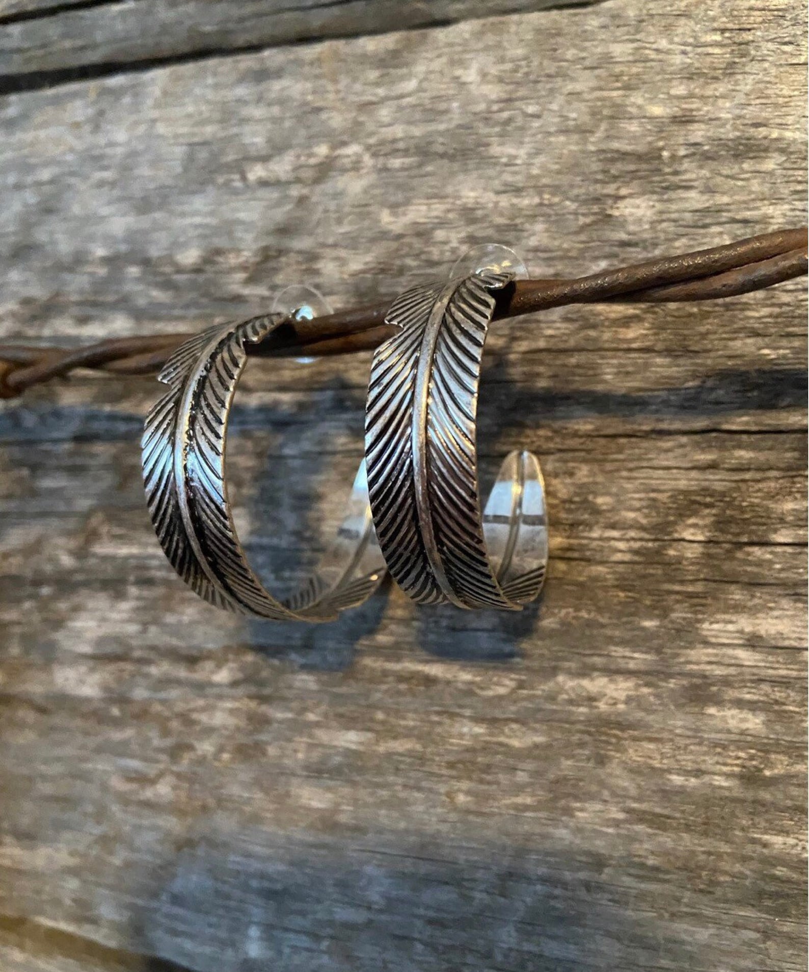 ELOISE FEATHER HOOP EARRINGS