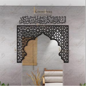 Peut inclure: Arche décorative en métal noir avec des motifs géométriques complexes. L'arche est montée sur un mur gris clair. Le texte "Kaurkun Arts and Woodcraft Enthusiast" est visible au-dessus de l'arche.