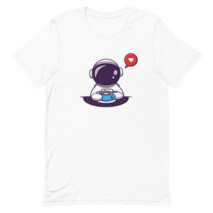 Camiseta del espacio y el café, linda camiseta de astronauta con café. Lindo diseño de astronauta