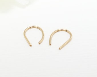 Pendientes de herradura, pequeños pendientes de aro de oro, pendientes minimalistas, pendientes de aro abiertos de oro, delicados pendientes de herradura de oro de 14 quilates / Aros 7thHeaven