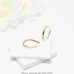 Puede incluir: Dos pendientes de aro de oro relleno sobre una superficie blanca. Imagen que muestra 14K Gold-Filled. Disponible en 14K Gold-Filled, 14K Rose Gold-Filled y plata de ley.