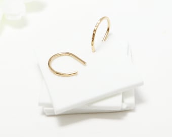 Pendientes de herradura, pequeños aros dorados, minimalistas, con textura dorada, mini aros pequeños y delicados / 7thHeaven Hoops
