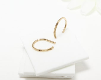 Pendientes de herradura, pequeños pendientes de aro de oro, pendientes minimalistas de aro abierto de oro martillado, sencillos pendientes de arco pequeños de 14 quilates / Aros 7thHeaven