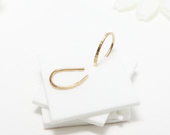 Pendientes de herradura, pequeños aros dorados, pequeños aros minimalistas abiertos de oro, martillados, un pequeño detalle delicado / 7thHeaven Hoops