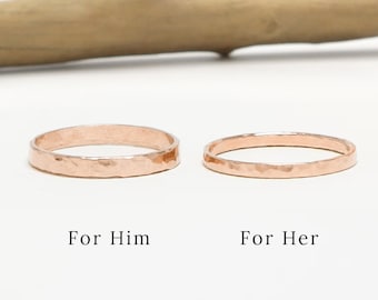 Peut inclure: Deux bagues en or rose martelé, l'une plus grande et l'autre plus petite, sur un fond blanc. Le texte "For Him" et "For Her" est sous les bagues.