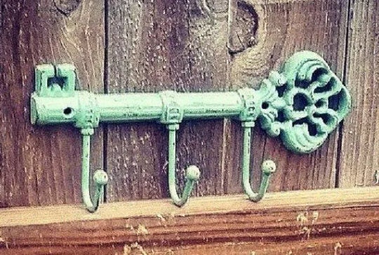 Vintage-Inspired Cast Iron Key Holder | Rustic Farmhouse Decor | Wall Mounted Key Hook Organizer
