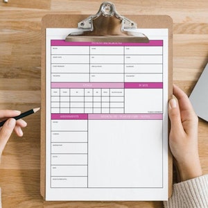 Peut inclure: Un planificateur imprimable rose et blanc avec des sections pour les tâches quotidiennes, les objectifs et les notes. Le planificateur est sur un presse-papiers et une personne tient un crayon.