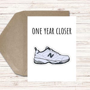 Carte d'anniversaire amusante à imprimer pour grands-parents, maman, papa - Un an de plus pour les chaussures blanches New Balance, la vieillesse - Pour papa - Téléchargement numérique