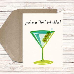 Cartão de aniversário engraçado para impressão para amigo, colega de trabalho, irmão - Você é um pouco mais velho - Design de bebida Martini - Colorido - Download digital