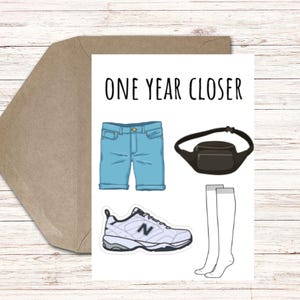 Tarjeta de cumpleaños divertida e imprimible para abuelos, mamá y papá: Un año más cerca, pantalones cortos de mezclilla, zapatos New Balance, vejez para papá: descarga digital