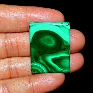MALACHITE MAGNIFICA Una pietra preziosa sciolta cabochon di malachite naturale al 100% di qualità unica, 35x26x6 mm, 100,00 carati, per la creazione di gioielli C 22888