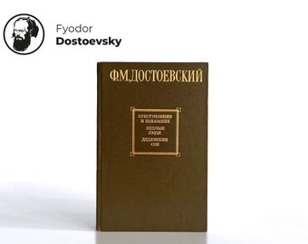 Könnte beinhalten: Ein dunkelgrünes Buch mit goldenen Lettern auf dem Einband. Der Titel lautet "F.M. DOSTOEVSKY" und das Buch listet "PRESTUPLENIE I NAKAZANIE, BELNYE LYUDI, DYADIOCHKIN SON".