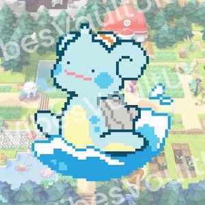 Könnte beinhalten: Pixelige Illustration einer hellblauen Kreatur mit großen Ohren, die auf einer Wolke sitzt. Die Kreatur hat einen hellrosa Mund und blaue Punkte. Der Hintergrund zeigt eine Landschaft mit Bäumen und einem Gebäude.