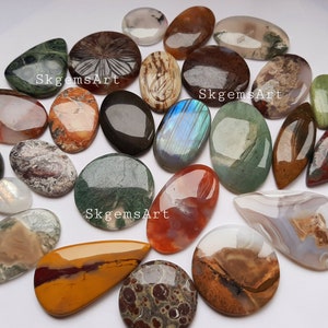 Über 100 Steine im Großhandel mit gemischten natürlichen Edelstein-Cabochons nach Gewicht in verschiedenen Formen und Größen, die zur Schmuckherstellung verwendet werden