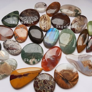 Lote de mais de 100 pedras por atacado de cabochões de pedras preciosas naturais mistas por peso, com diferentes formatos e tamanhos, usados para fabricação de joias
