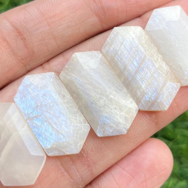 Nuovo lotto di 5 pietre preziose sciolte di pietra di luna africana, taglio a gradini, dimensioni 26x13x4mm, ideali per la creazione di gioielli.