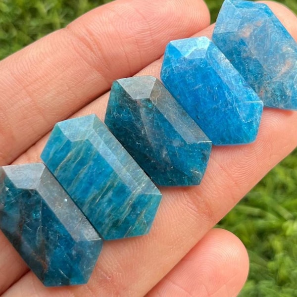 Nuovo lotto di 5 pezzi di apatite a taglio a gradini, dimensioni 26x13x4mm, gemma sfusa per la creazione di gioielli.