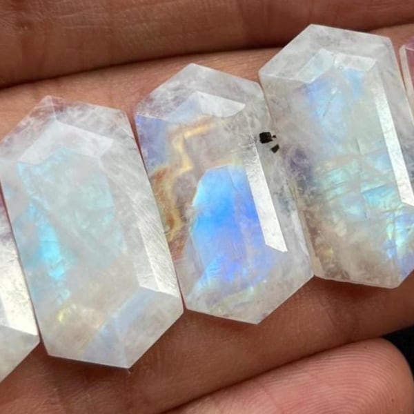 Nuovo lotto di 5 pietre preziose sciolte di pietra di luna arcobaleno fantasia, taglio a gradini, dimensioni 26x13x4mm, ideali per la creazione di gioielli.