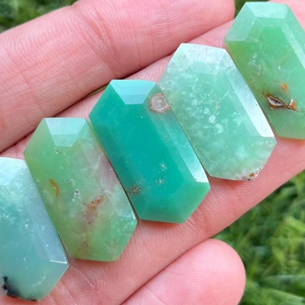 Nuovo lotto di 5 pezzi di crisoprasio fantasia a taglio a gradini, dimensioni 26x13x4mm, gemma sciolta per la creazione di gioielli.