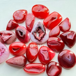 Cabochão Drusa de janela de cor AVERMELHADA Lote de atacado, para fabricação de joias Drusa de janela a preço de banana Pingente de janela branco