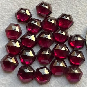 Lote selecionado com 20 peças de granada natural hexagonal de 6 mm com lapidação em degraus para confecção de joias e anéis.