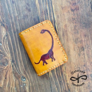 Stilvolle gelbe Leder-Geldbörse mit Dinosaurier-Design – Echtleder-Geldbörse für Damen und Herren. Handgefertigtes gelbes Leder-Dinosaurier-Muster